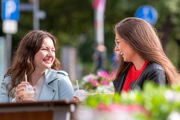 Deux Adolescente Milenial Passer Temps Libre Dans Café Plein Air — Photo