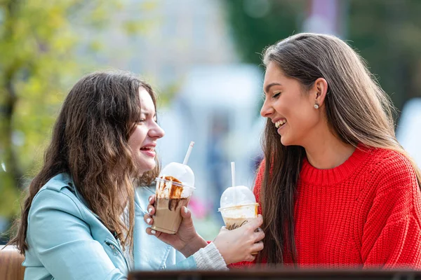 Due Milenial Adolescente Donna Trascorrere Tempo Libero Caffè All Aperto — Foto Stock