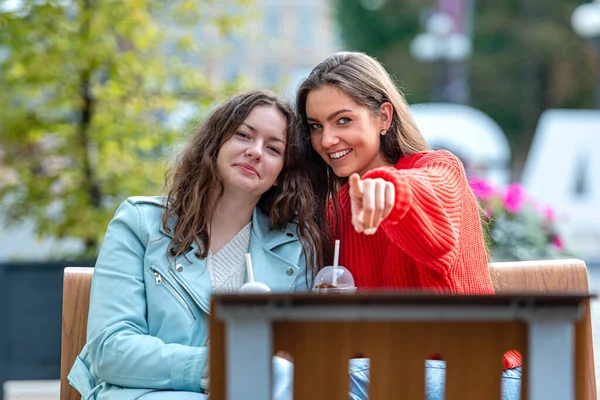 Deux Adolescente Milenial Passer Temps Libre Dans Café Plein Air — Photo