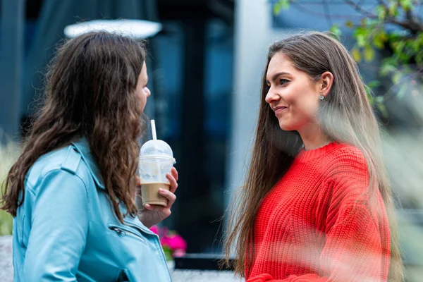 Deux Amies Adolescentes Émotionnelles Riant Parlant Dans Rue Passer Bon — Photo