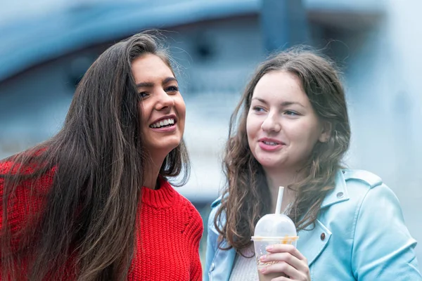 Deux Amies Adolescentes Émotionnelles Riant Parlant Dans Rue Passer Bon — Photo