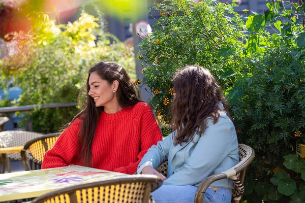 Deux Femmes Café Parler Rire Profiter Leur Temps Style Vie — Photo