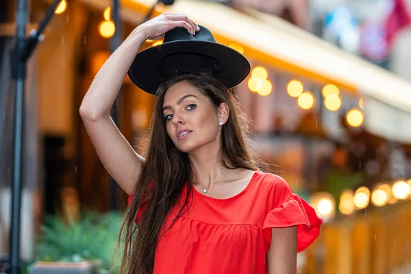 Elegante Giovane Donna Sensuale Abito Rosso Cappello Nero Uno Sfondo — Foto Stock