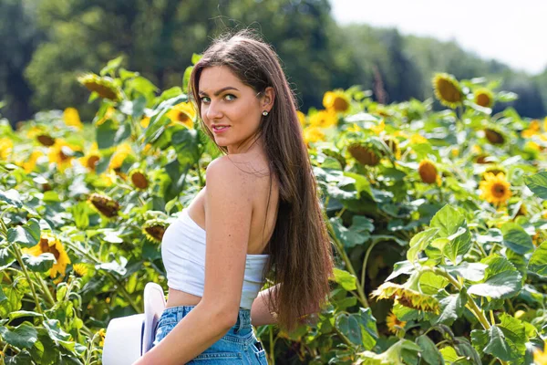 Sensual Mujer Delgada Con Pelo Largo Sombrero Blanco Campo Girasol —  Fotos de Stock