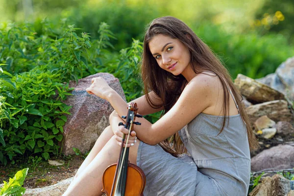 Beautiful Brunette Linen Dress Violin Pile Boulders Old Country House — Stock Photo, Image
