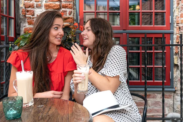 Deux Jeunes Belles Filles Assises Dans Café Urbain Avec Café — Photo