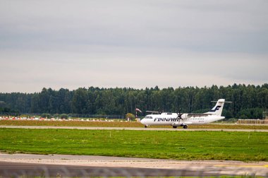 Riga, Letonya - 31 Ağustos 2021: Finnair ATR 72-500 (OH-ATO) Riga / RIX / EVRA havaalanına iniş / varış