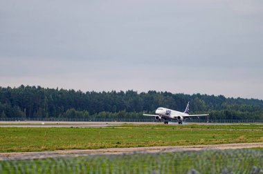 Riga, Letonya - 31 Ağustos 2021: LOT Polonya Havayolları Embraer 190 SP-LMD iniş / varış Riga / RIX / EVRA havaalanı