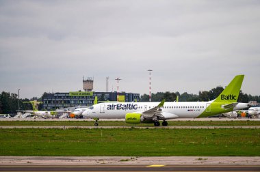 Riga, Letonya - 31 Ağustos 2021: AirBaltic Airbus A220-300 YL-AAS İniş / Geliş Riga / RIX / EVRA Havalimanı Bulutlu Sonbahar Günü