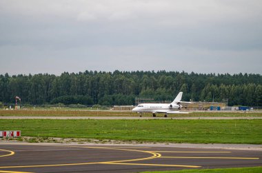 Riga, Letonya - 31 Ağustos 2021: özel jet Hawker 900xp (CS-DLB), bulutlu bir sonbahar gününde RIX Uluslararası Havaalanı 'ndan havalanır.