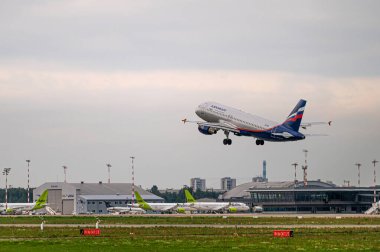 Riga, Letonya - 31 Ağustos 2021: Rus Havayolları Airbus A320 VQ-BIU bulutlu bir sonbahar gününde RIX Uluslararası Havaalanından havalanır.