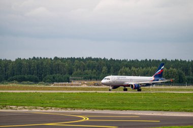 Riga, Letonya - 31 Ağustos 2021: Rus Havayolları Airbus A320 VQ-BIU bulutlu bir sonbahar gününde RIX Uluslararası Havaalanından havalanır.