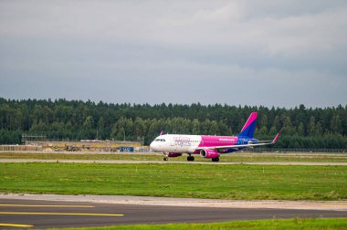 Riga, Letonya - 31 Ağustos 2021: Wizzair Airbus A320 HA-LYM bulutlu bir sonbahar gününde RIX Uluslararası Havaalanından havalanır.