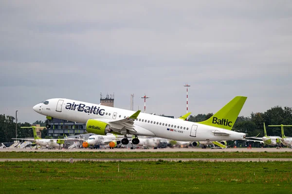 Riga Lettonia Agosto 2021 Airbaltic Airbus A220 300 Aas Decolla — Foto Stock