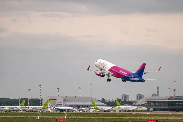 Riga Lettonia Agosto 2021 Wizzair Airbus A320 Lym Decolla Dall — Foto Stock