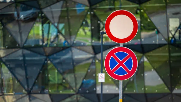 Las Señales Tráfico Fondo Urbano Desenfocado Señales Tráfico Intersección Ciudad — Foto de Stock