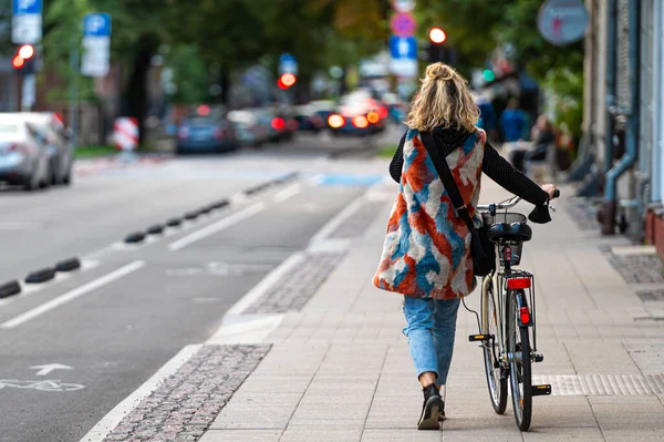 Mujer Ropa Colores Brillantes Empujando Una Bicicleta Una Acera Ciudad — Foto de Stock