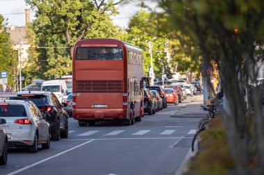 Riga, Letonya - 3 Eylül 2021: trafik saatinde şehir merkezinde otomobil hattı