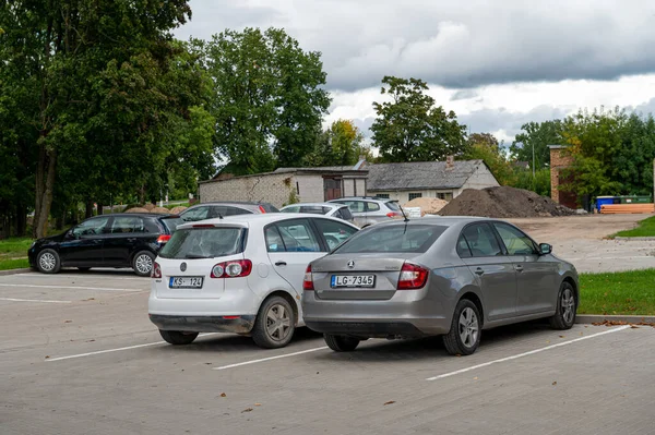 Riga Letônia Setembro 2021 Pátio Ajardinado Pavimentado Com Estacionamento Antiga — Fotografia de Stock