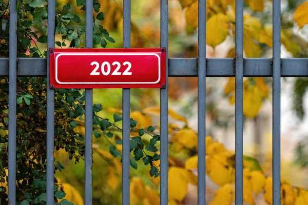 Metalen Bord Met Cijfers 2022 Een Decoratief Metalen Hek Achtergrond — Stockfoto