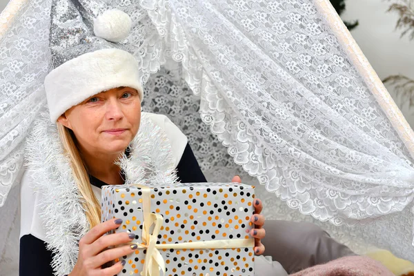 Femme Âge Moyen Avec Chapeau Santa Couleur Argent Coffrets Cadeaux — Photo