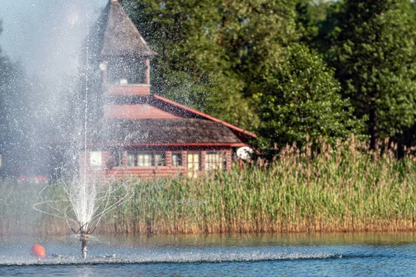 Fontän Sjön Aluksne Nära Pilssala Solig Sommareftermiddag Aluksne Vidzeme Lettland — Stockfoto