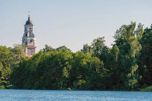 Aluksne Evangélikus Templom Torony Fák Tetején Kilátás Tóra Lettország — Stock Fotó