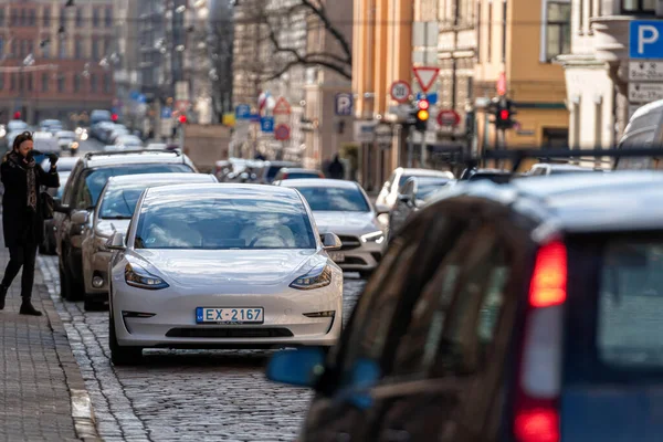 Riga Lettland April 2021 Weißer Tesla Model Geparkt Straßenrand Riga — Stockfoto