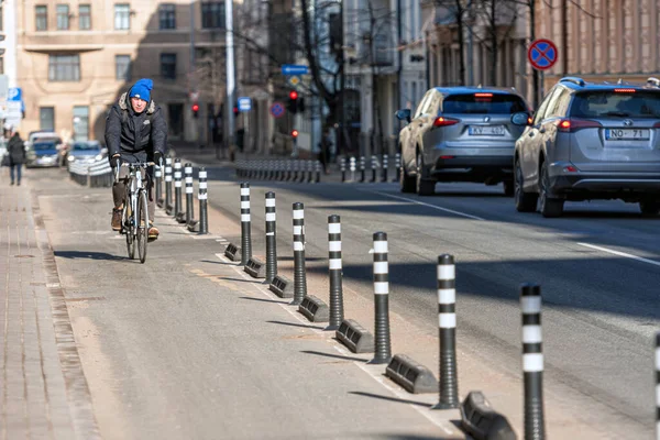 Riga Letonia Abril 2021 Ciclista Recorre Carril Bici Seguro Separado — Foto de Stock