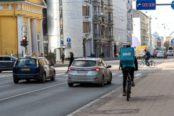 Riga Letonia Abril 2021 Wolt Food Mensajero Bicicleta Con Una — Foto de Stock