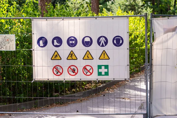 İnşaat alanı metal çitlerinde yasaklı ve izin verilebilir işaretli bilgi paneli