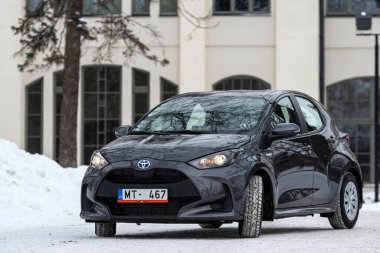 Riga, Letonya - 9 Şubat 2021: Metalik gri Toyota Yaris Hybrid Y20 versiyonu Hatchback arabası