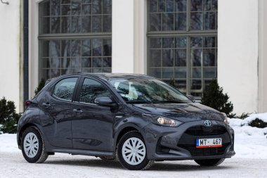 Riga, Letonya - 9 Şubat 2021: Metalik gri Toyota Yaris Hybrid Y20 versiyonu Hatchback arabası