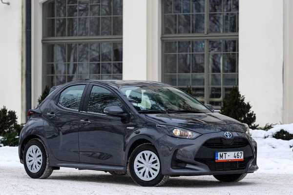 Riga, Letonya - 9 Şubat 2021: Metalik gri Toyota Yaris Hybrid Y20 versiyonu Hatchback arabası