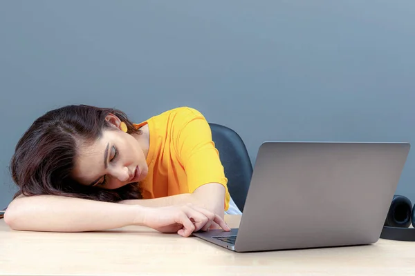 Молодая Женщина Лежит Рядом Ноутбуком После Слишком Длительной Работы Онлайн — стоковое фото