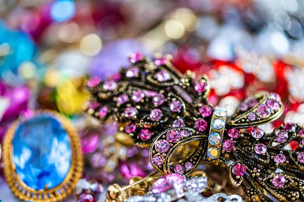 Çeşitli Renkli Parlak Mücevherler Kostüm Mücevherlerinin Soyut Arkaplanı Yumuşak Seçici — Stok fotoğraf