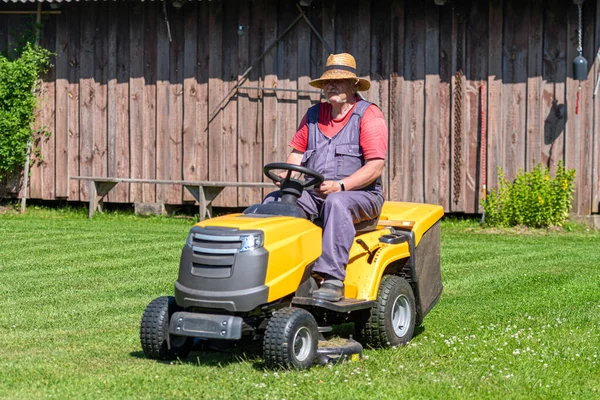 Äldre Man Med Gräsklippare Klipper Gräset Gården Landet Hus Stockbild