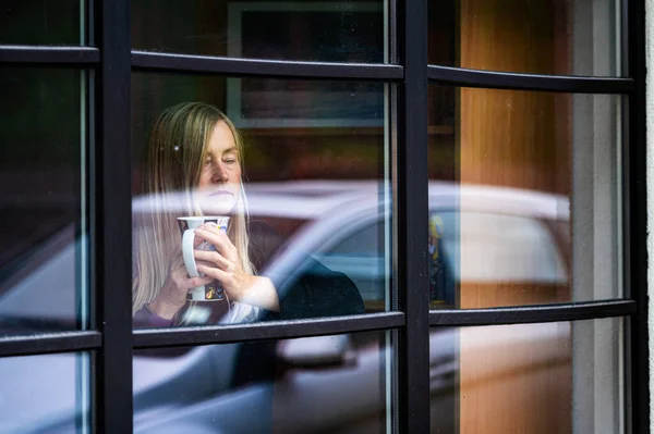 Tristement Déprimante Femme Âge Moyen Regardant Par Fenêtre Femme Mélancolique — Photo