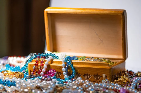 Smyckeskrin Pärla Pärlor Och Olika Andra Mångfärgade Smycken Selektivt Fokus — Stockfoto