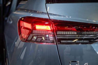 Riga, Letonya, Sep 24, 2021: Nev Audi Q4 e-tron elektrikli lüks SUV 'nin arka LED ışıkları, model 2021, şık dış görünüş