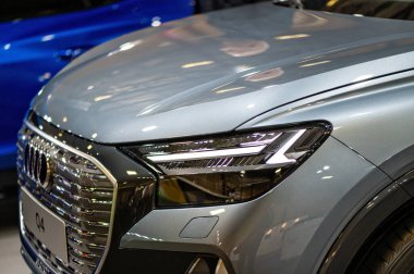 Riga, Letonya, Sep 24, 2021: Audi Q4 e-tron elektrikli lüks SUV prömiyeri bir motor fuarında, LED farları tamamen kapalı