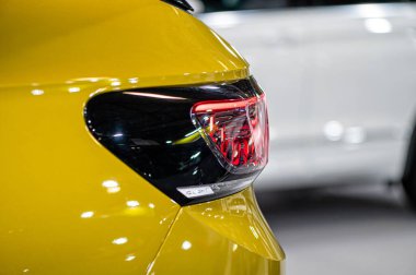 Riga, Letonya, Sep 24, 2021: Nev VW ID4 elektrikli SUV 'nin arka LED ışıkları, model 2021, yeni arabanın şık dış tasarımı