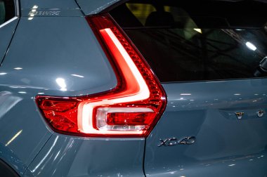 Riga, Letonya, Sep 24, 2021: arka LED ışıkları Nev gri Volvo XC40 SUV, model 2021, şık dış tasarım