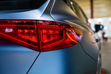 Riga, Letonya, Sep 24, 2021: Nev Grey Cupra Formentor SUV 'nin arka LED ışıkları, model 2021, şık dış tasarım