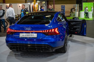 Riga, Letonya, Sep 24, 2021: Audi e-tron GT elektrikli süper araba galası bir motor fuarında, 2021 model, dikiz manzaralı.