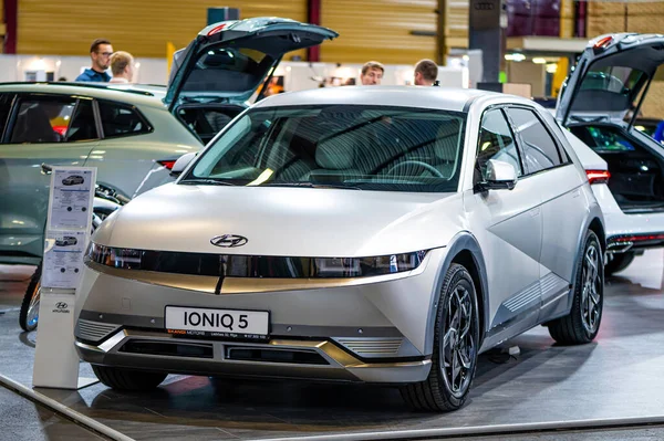 Riga, Letonya, Sep 24, 2021: elektrikli araç Hunday Ioniq 5 galası bir motor fuarında, 2021 model, ön görüş