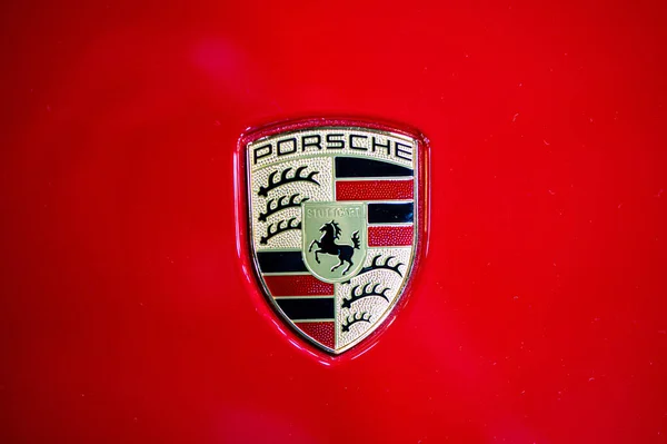 ラトビア 2021年9月24日 赤い車のフードにポルシェ社のロゴの表示 クローズアップ — ストック写真