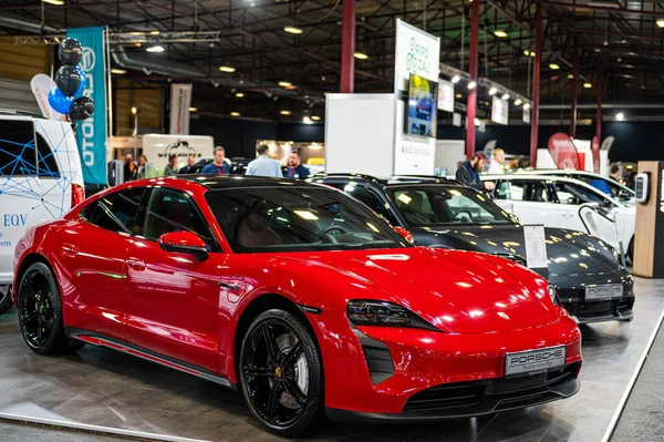 Riga Lotyšsko 2021 Porsche Taycan Elektrické Luxusní Suv Autosalonu Model — Stock fotografie