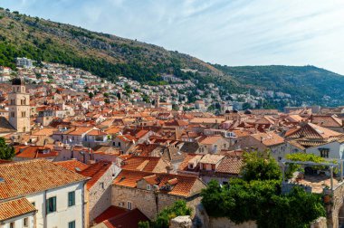 Güneşli bir günde Dubrovnik 'in çarpıcı çatılarını keşfediyorum..
