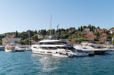 Dubrovnik, Hırvatistan - 19 Eylül 2025: Pek çok yat, parlak bir günde Hırvatistan 'ın Dubrovnik kentinde demirledi..